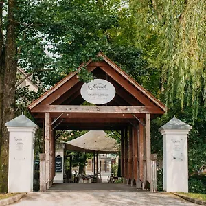 Dvor Jezersek Brnik Hotel